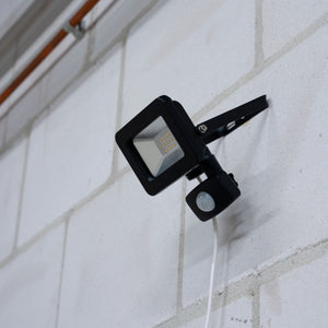 LED-Strahler, kaltweiß 4000K mit Bewegungsmelder - 10W 1100 Lumen - IP44