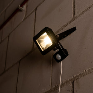 LED-Strahler, kaltweiß 4000K mit Bewegungsmelder - 10W 1100 Lumen - IP44
