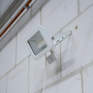 LED-Flutlicht mit Bewegungs- und Tageslichtsensor – 30 W, 3300 Lumen – Schutzart IP44 – Weiß
