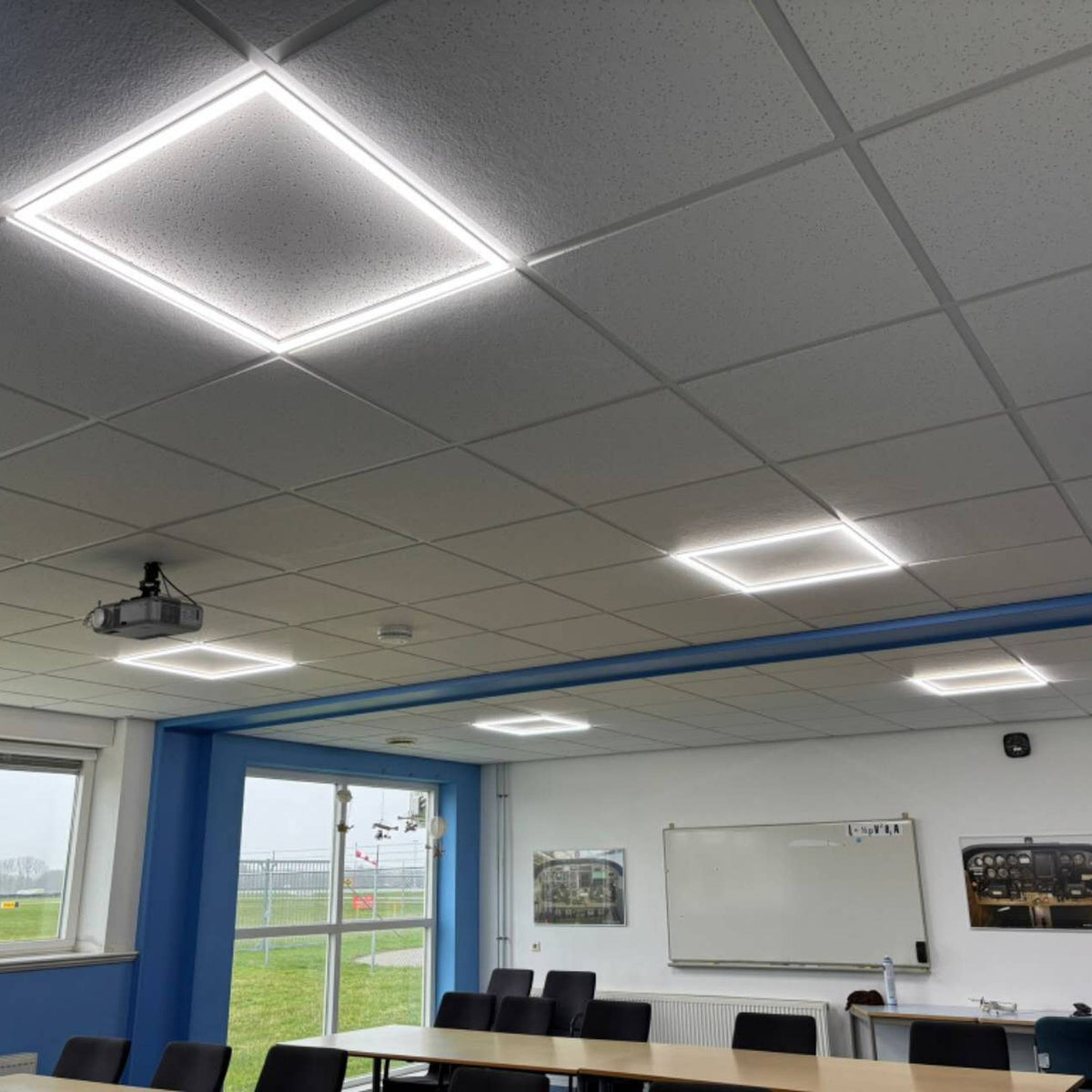 LED lijstpanelen in het systeemplafond van een klaslokaal