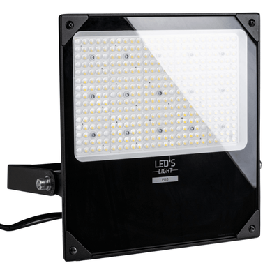 LED-Flutlicht, 26.500 Lumen, 200 W, einstellbare Farbtemperatur (3000 K, 4000 K, 5000 K), Leistungsregelung (120 W, 150 W, 200 W), Schutzart IP66 (wasserdicht), Stoßfestigkeit IK08, asymmetrisch