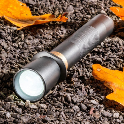 LED-Arbeitstaschenlampe mit Batterien (6x AAA) – 900 Lumen – IPX4 spritzwassergeschützt – Dimmbar in 3 Stufen