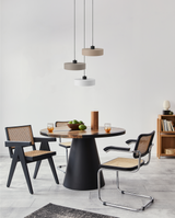 Moderne hanglamp LED boven een houten eettafel met stijlvolle stoelen en een minimalistische inrichting