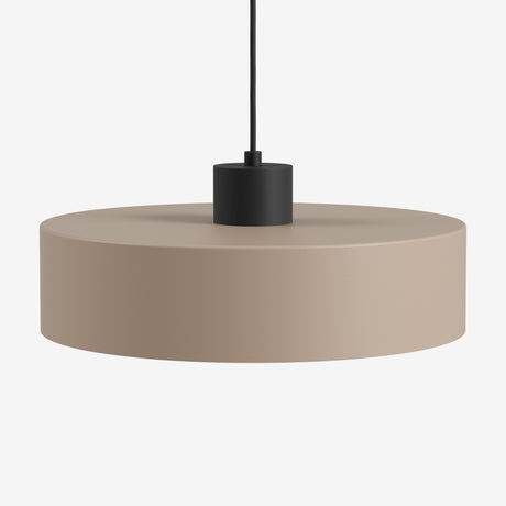 Suspension LED moderne beige au design épuré et minimaliste pour un éclairage intérieur élégant