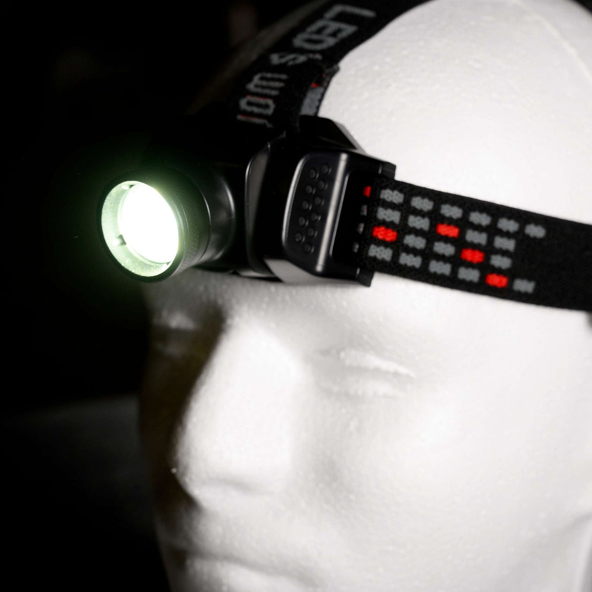 LED-Stirnlampe, kaltweiß (5000 K), dimmbar, 400 Lumen, wasserdicht (IP44), Zoomfunktion