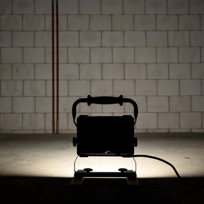 Profesjonalna lampa budowlana LED 100 W – przetestowana w trudnych warunkach – przewód 5 m – 9000 lumenów – IP65