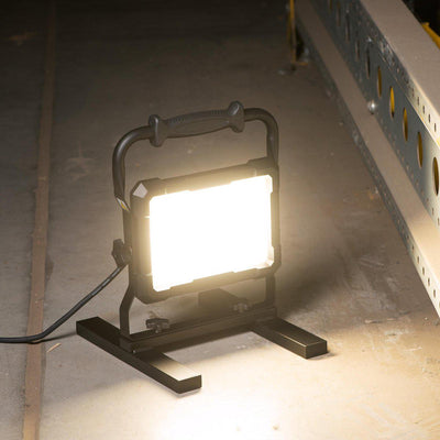 Profesjonalna lampa budowlana LED 100 W – przetestowana w trudnych warunkach – przewód 5 m – 9000 lumenów – IP65