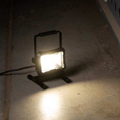 LED-Arbeitsleuchte, 2500 Lumen, 30 W, Kaltweiß (4000 K), Schutzart IP65 (wasserdicht), 1,5 m Kabel, Aluminium