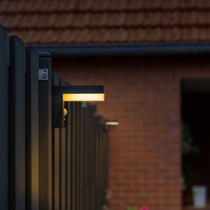LED-Solar-Wandleuchte, 600 Lumen – Warmweiß (2700 K) – Bewegungsmelder – Schutzart IP44 – Edelstahl – Quadratisch – Schwarz