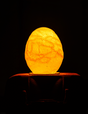 Special edition LED lamp in ei-vorm met warme oranje gloed en unieke textuur